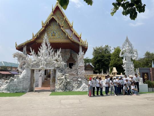 โยมจัดทัวร์มาจากสมุทรปราการ เดินทางมาไหว้พระ ๙ วัด