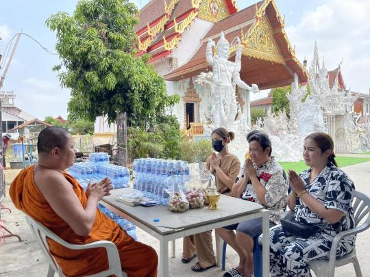 อนุโมทนา กับโยมที่นำน้ำดื่มมาร่วมใน โครงการ บรรพชาสามเณรภาคฤดูร้อน ระหว่างวันที่ 1-15 เมษายน 2566