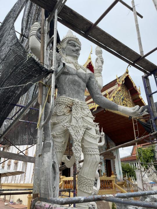 งานปั้นลวดลายฐานท้าวธตรฐ